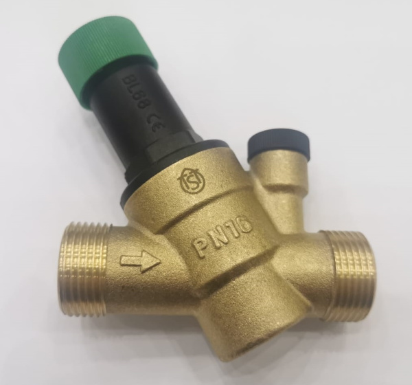 TST Редуктор давления косой с выходом под манометр